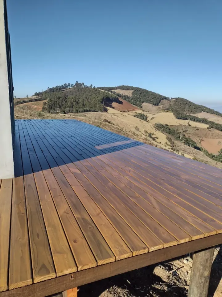 Deck de madeira tratada instalado em área externa